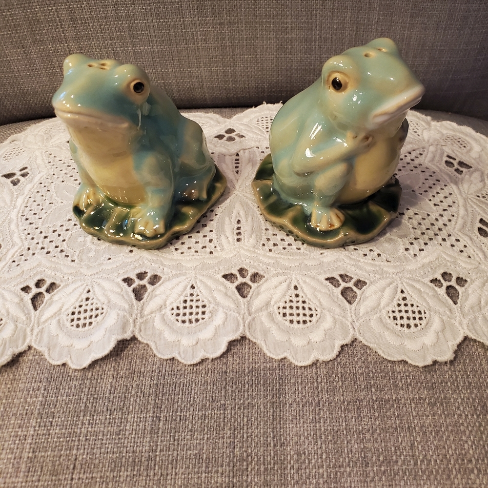 Vintage salt & pepper shakers- frogs!